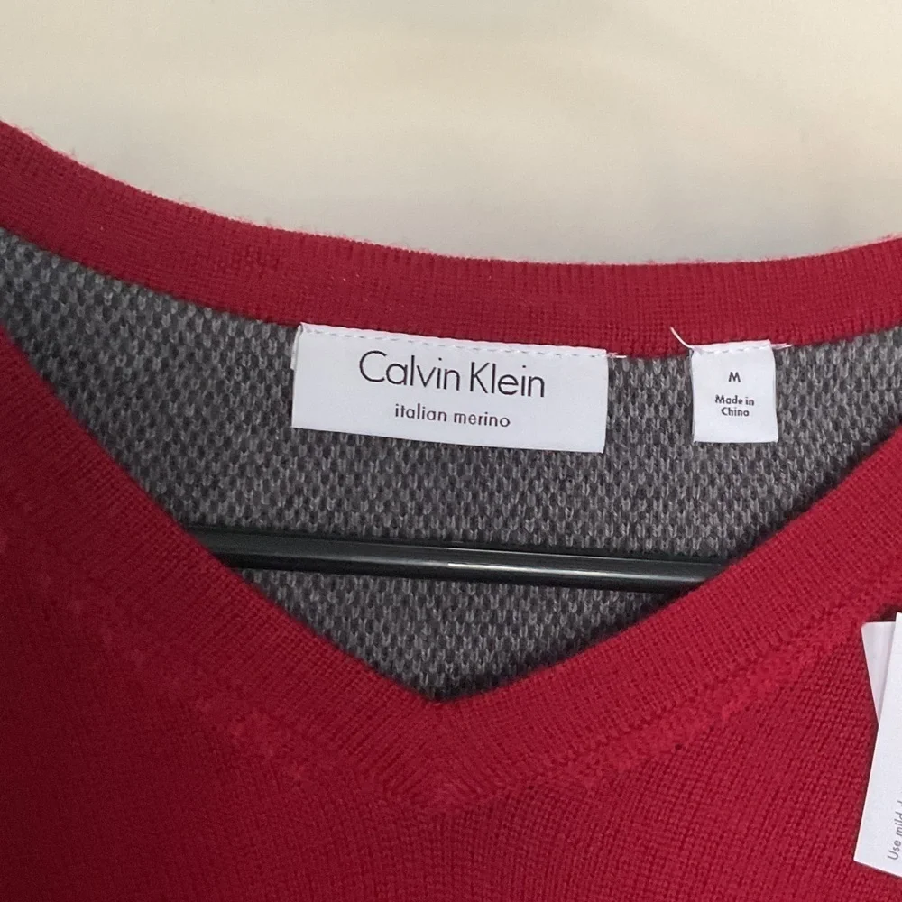 CALVIN. KLEIN Men's Red V-Neck Sweater. SIZE M - Picture 4 of 7